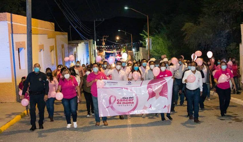 Brisa Verber Rodríguez y su esposo Edisson Urbina Ortiz Presidente del DIF Municipal, iluminaron el Palacio Municipal