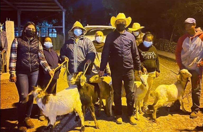 Entrega de cabras a personas del ej. Gabino Vazquez.