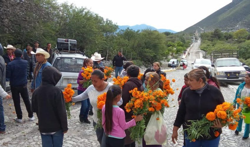 Entrega la c. Brisa Verber Rodriguez, presidenta municipal flores de cempazuchil a la población.