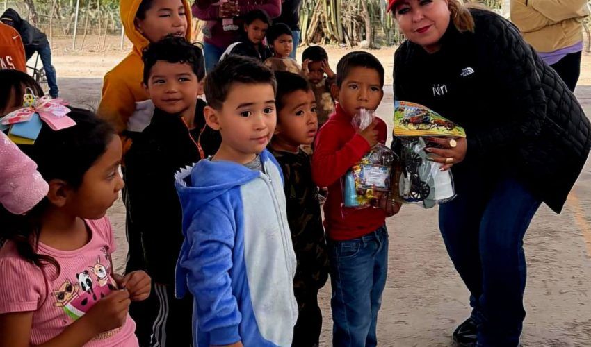 Entrega dulces y juguetes la Dra. Maricela Rodríguez González a niños de diferentes comunidades de Bustamante, Tamaulipas.