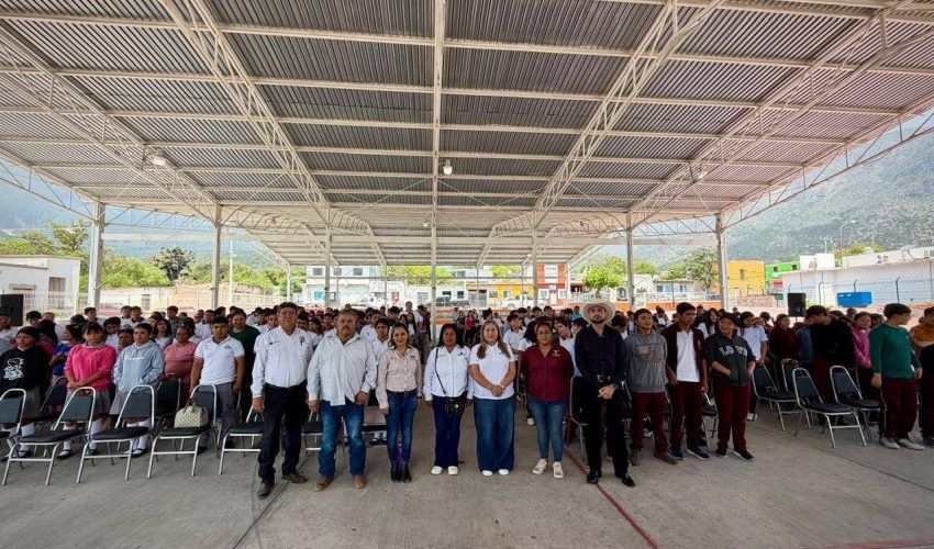 El gobierno municipal fortalece la prevención de la violencia familiar y de género con magna conferencia para familias y estudiantes