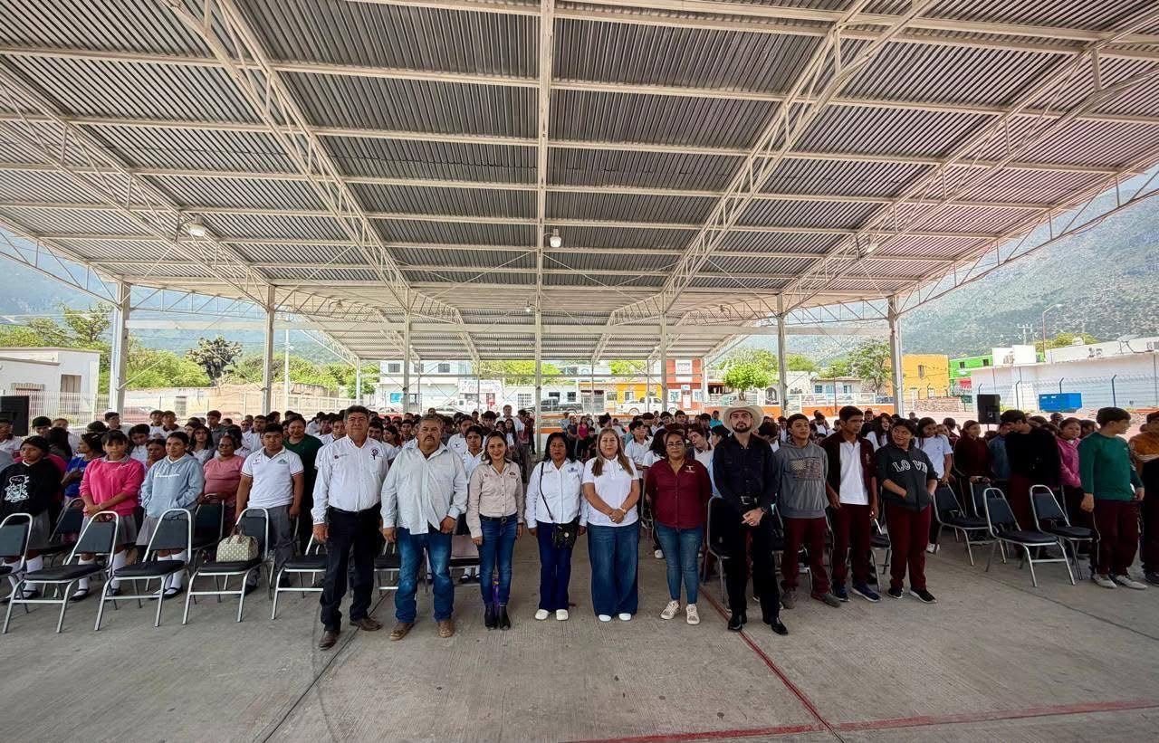 El gobierno municipal fortalece la prevención de la violencia familiar y de género con magna conferencia para familias y estudiantes
