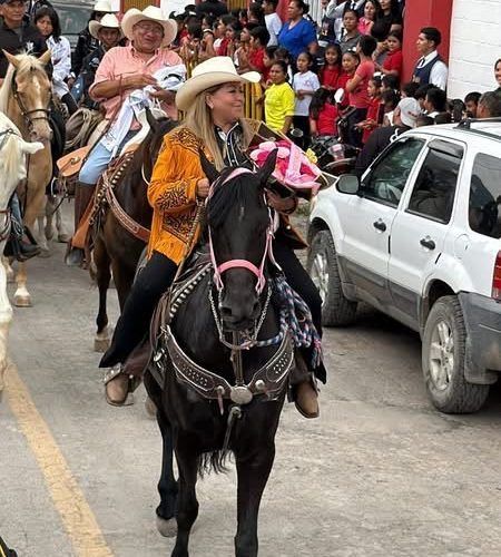 Celebra Bustamante su aniversario de fundación con gran cabalgata, charreada y baile popular.