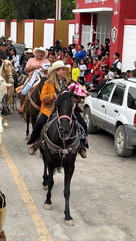 Celebra Bustamante su aniversario de fundación con gran cabalgata, charreada y baile popular.